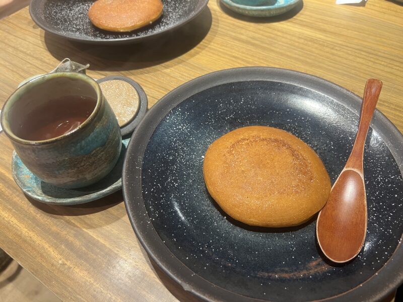 上野 うさぎやカフェ うさどらフレンチ焼きとほうじ茶